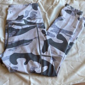 Zyia white pocket camo light n tight
